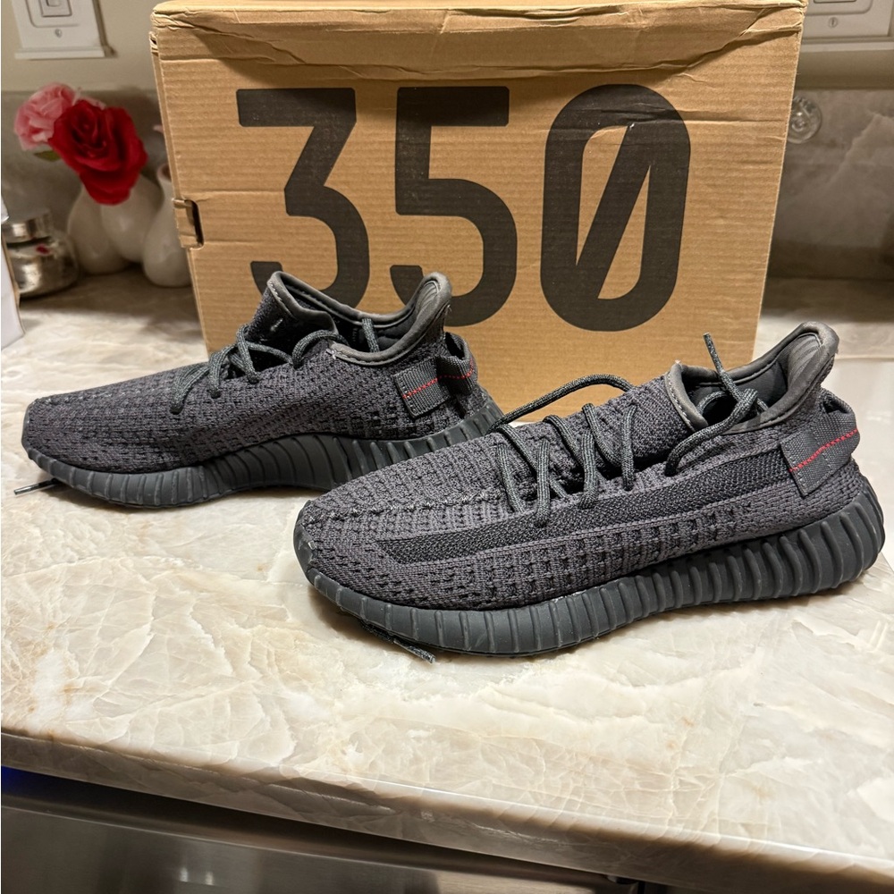 Yeezy Boost 350 V2 in Charcoal Black - Picture 2 of 4